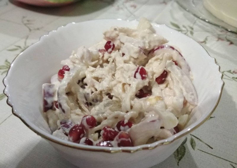 Салат с капустой сельдереем и яблоком