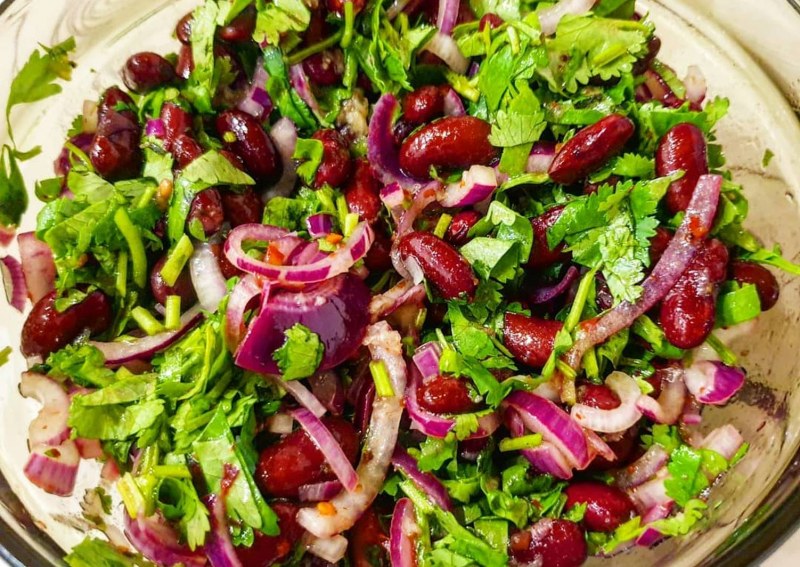 Салат с гранатом и кукурузой