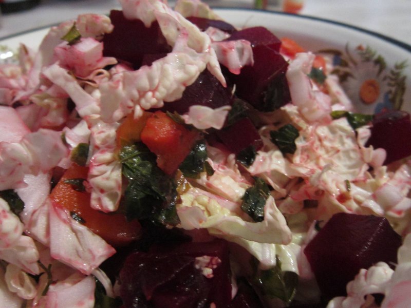 Салат с брюссельской капустой гранатом и фисташками