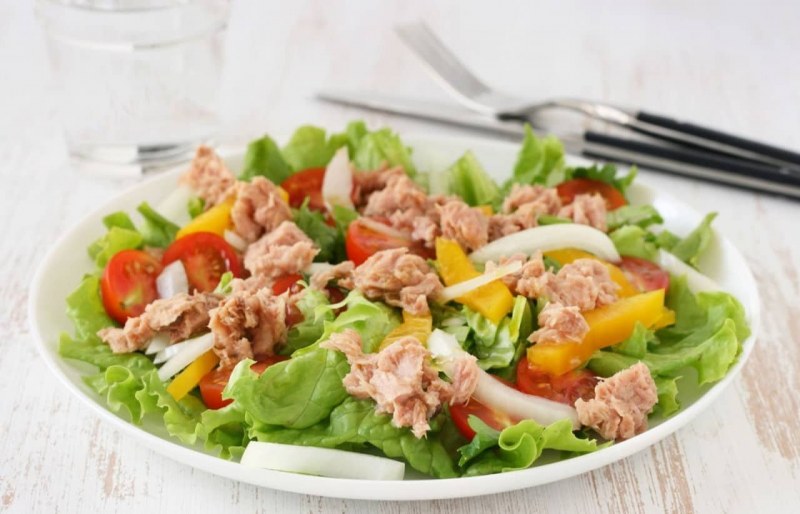 Салат с тунцом и овощами
