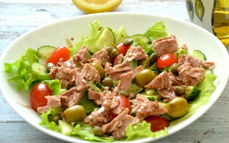 Салат с тунцом и помидорами