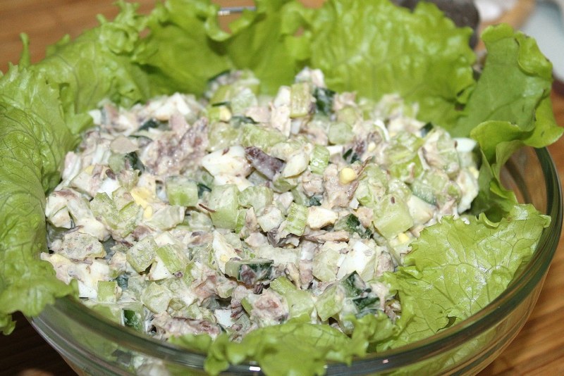 Салат с тунцом консервированным и яйцом
