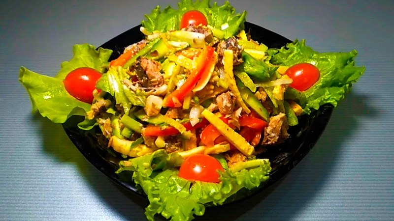 Салат с тунцом и оливками