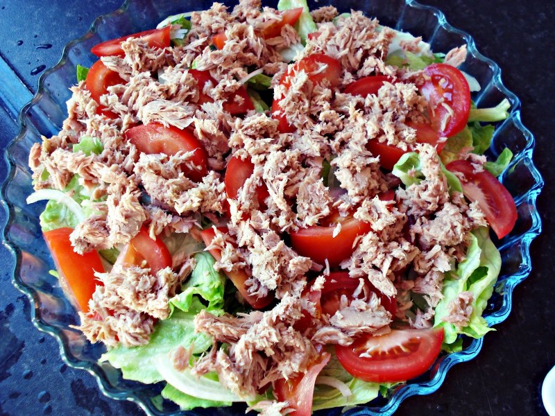 Салат с тунцом и яйцом пашот