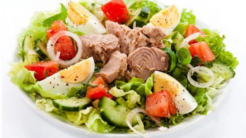 Салат с тунцом и огурцом