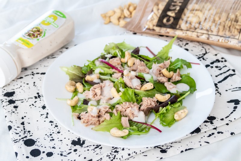 Салат с тунцом консервированным и яйцом
