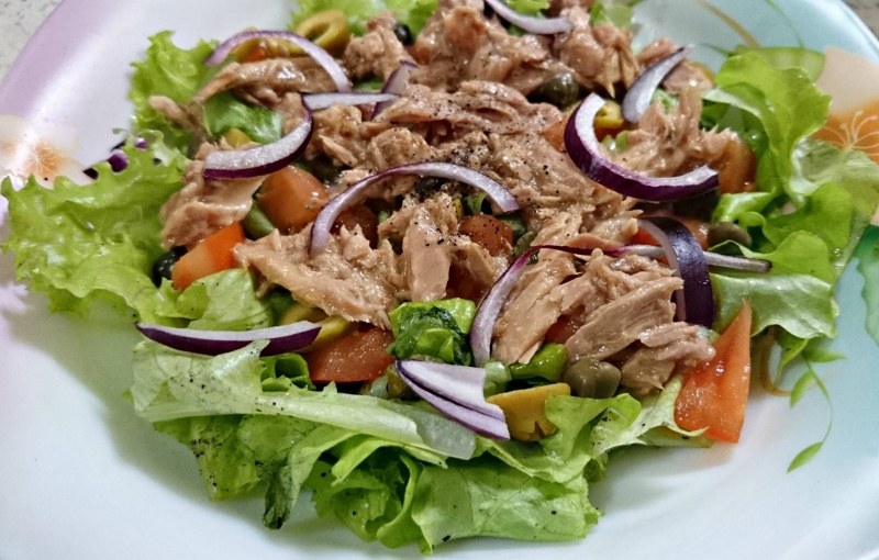 Салат с тунцом и каперсами