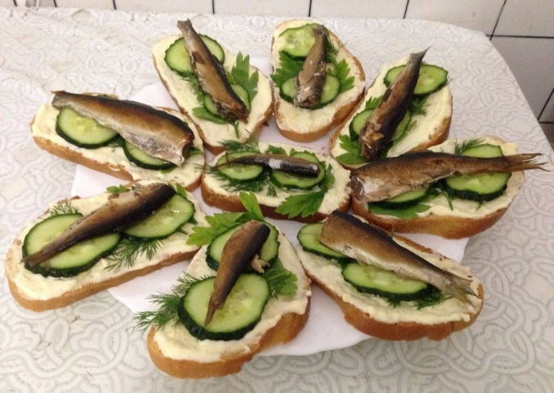 Канапе со шпротами и яйцом