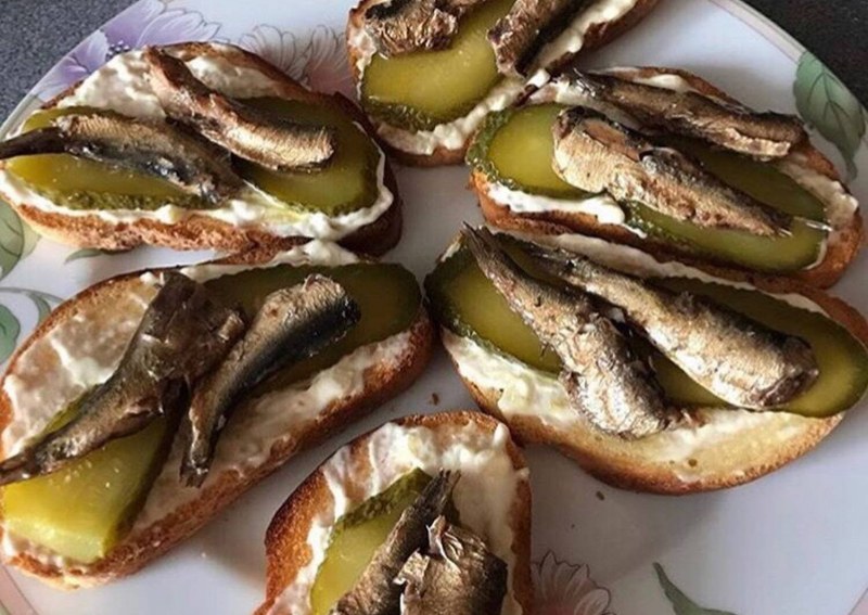 Брускетты со шпротами