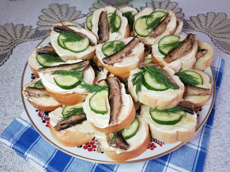 Бутерброды с килькой