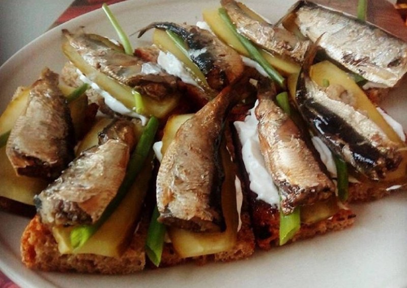 Канапе со шпротами и огурцом