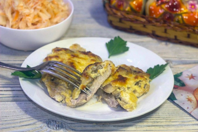 Мясо с грибами в духовке под сыром