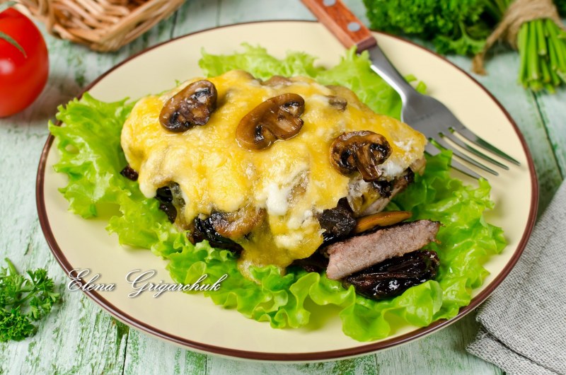Отбивная из говядины с грибами и сыром в духовке