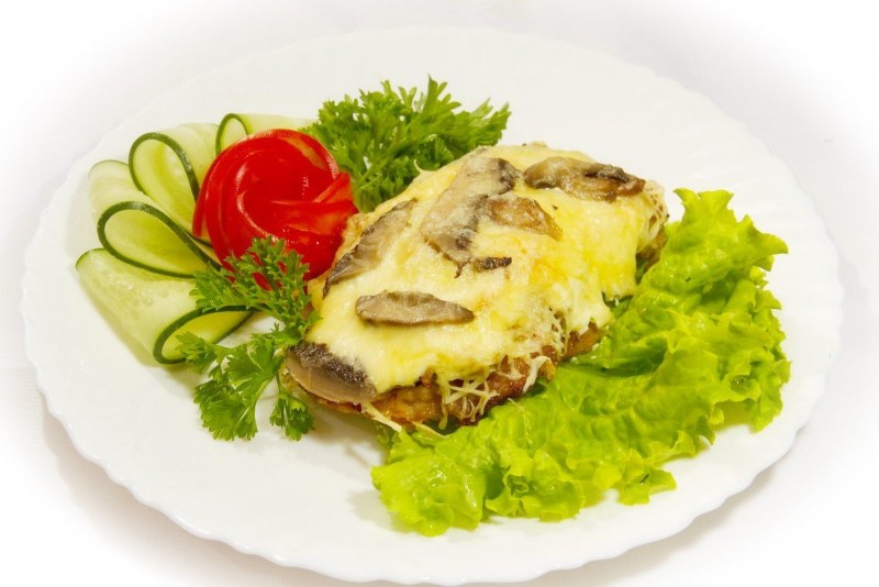 Куриная грудка с грибами и сыром