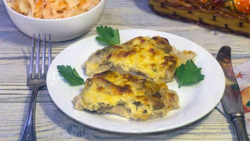 Мясо под сыром в духовке
