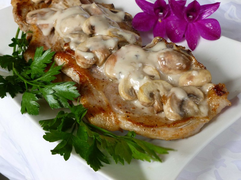 Свинина, запеченная с овощами под соусом бешамель