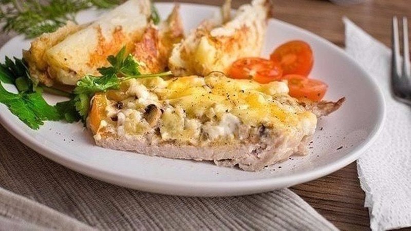 Отбивная из куриной грудки с помидорами и сыром
