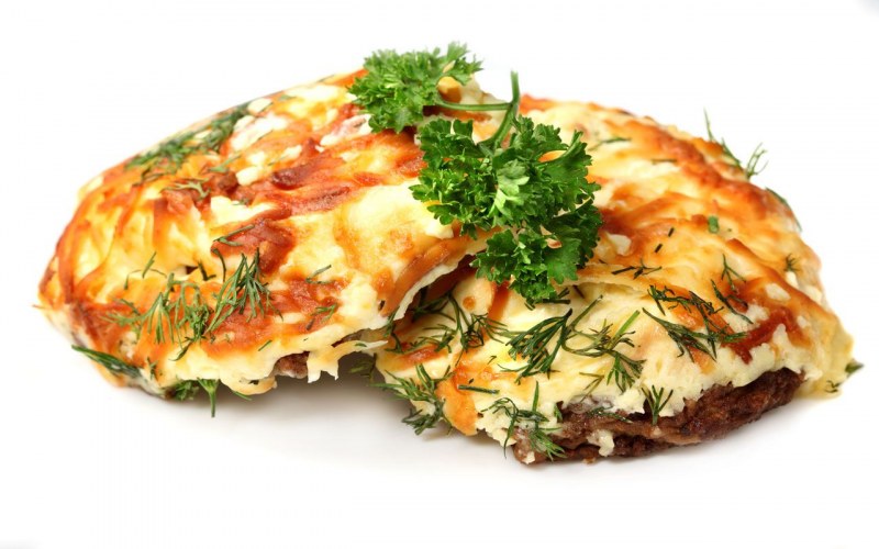Картошка с мясом и грибами в духовке