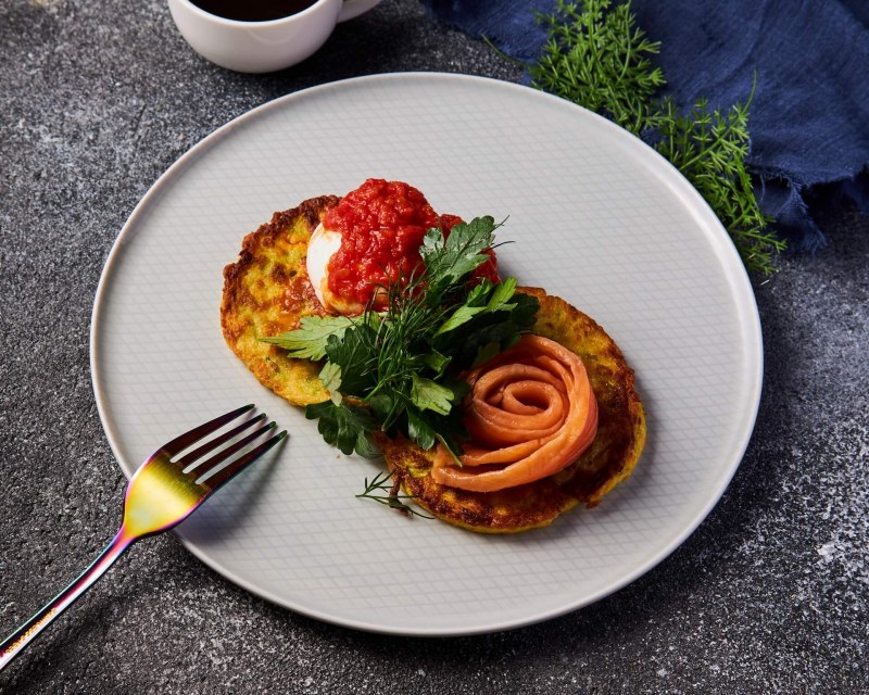 Драники с беконом и яйцом пашот