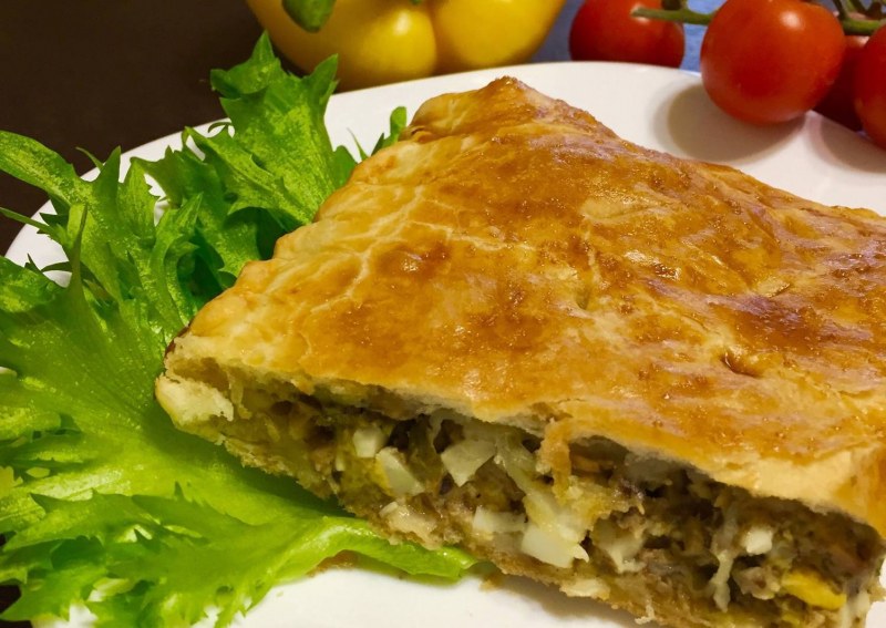 Пирог с консервой и картошкой