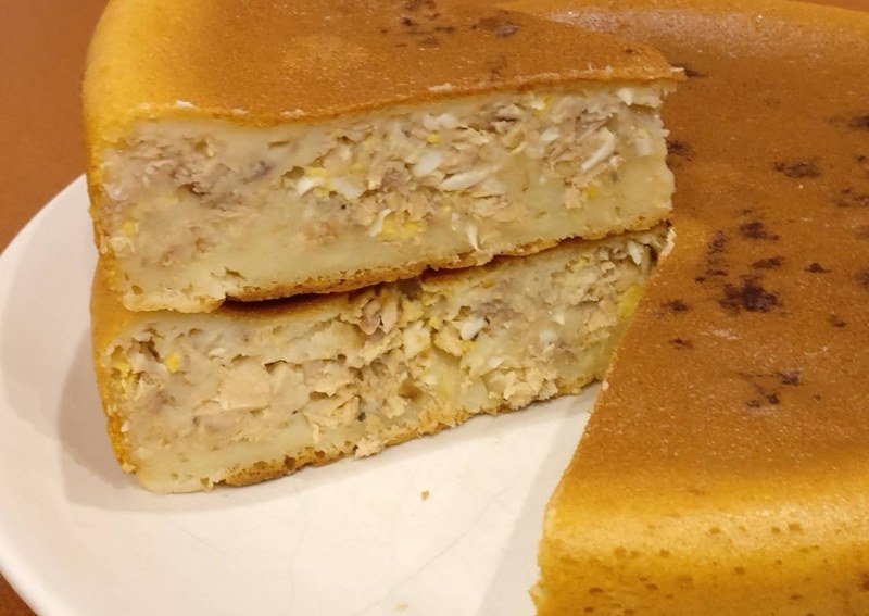 Заливной пирог на кефире с рыбной консервой и рисом