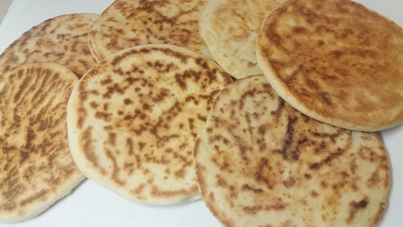 Лепёшки на воде и муке в духовке без дрожжей