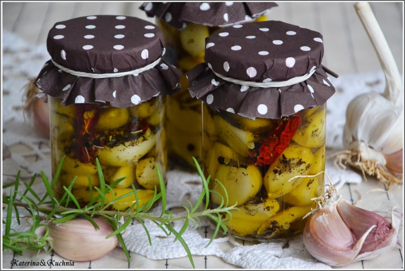 Маринованный чеснок для канапе