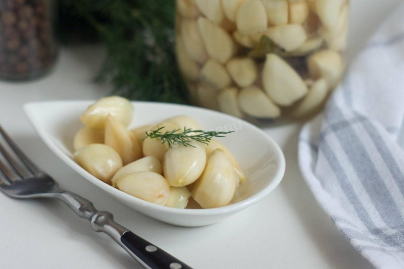 Солёный чеснок головками