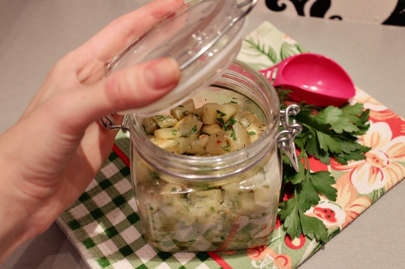 Маринованный чеснок с черной смородиной