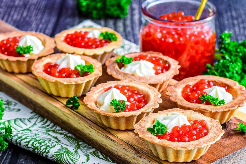 Тарталетки с семгой и красной икрой
