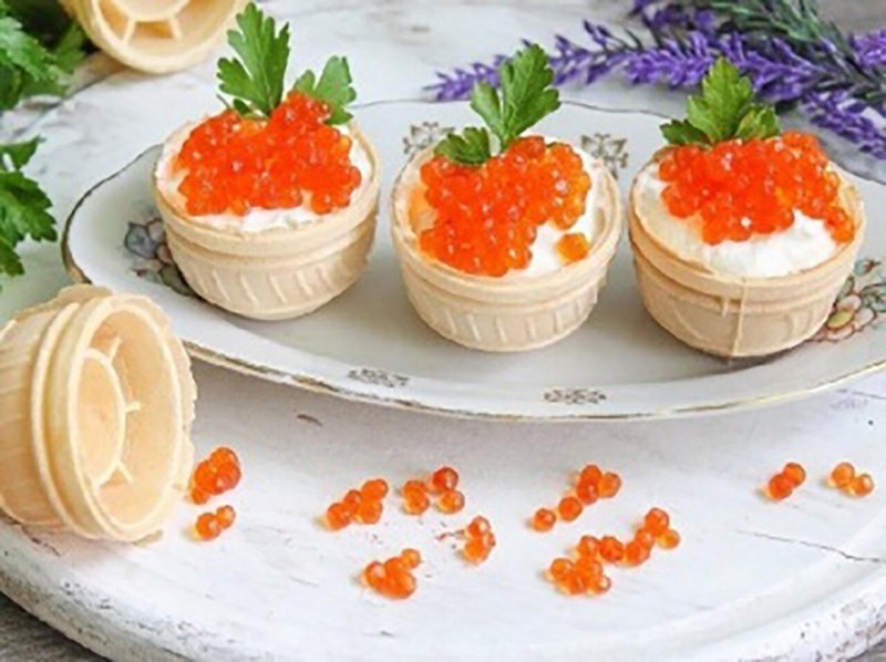 Тарталетки с икрой и огурцом