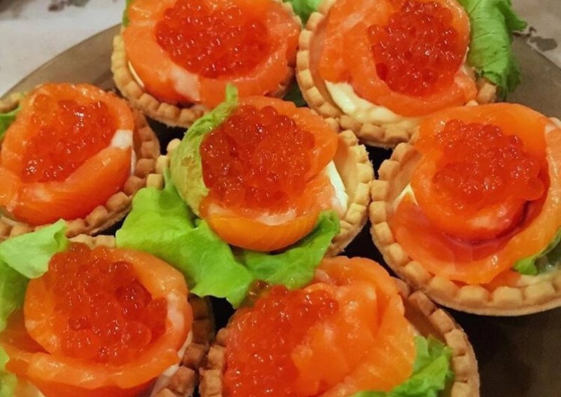 Красивые бутерброды с красной и черной икрой