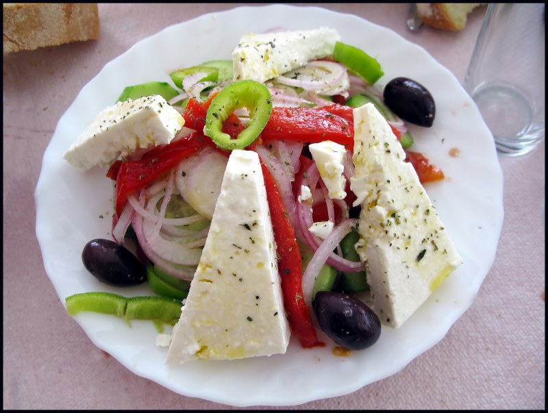 Настоящий греческий. Хорьятики греческий. Хорьятики салата. Греческий салат Афины. Салат Хориатики.