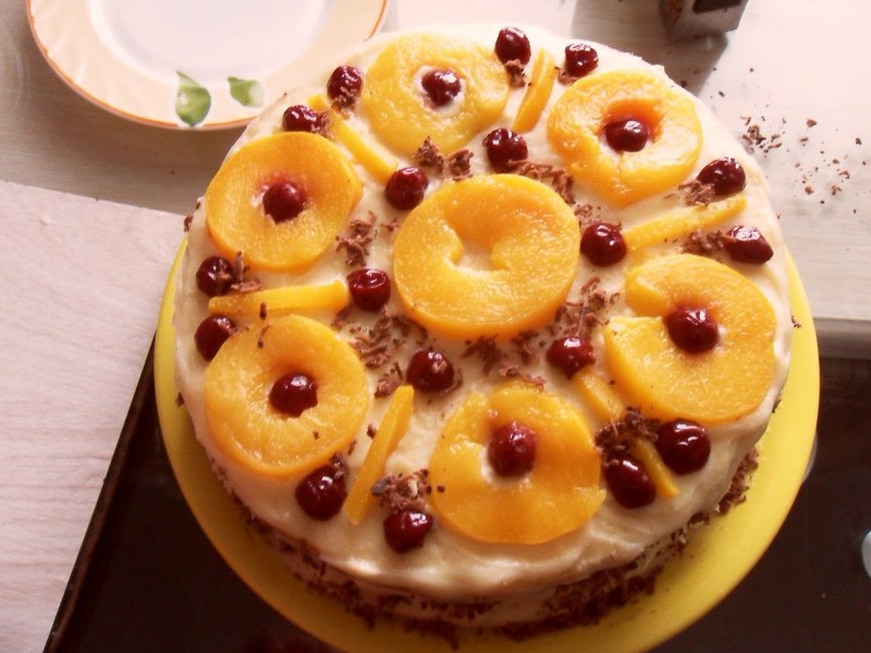 Меренговый пирог с персиками