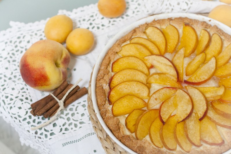 Торт с персиками