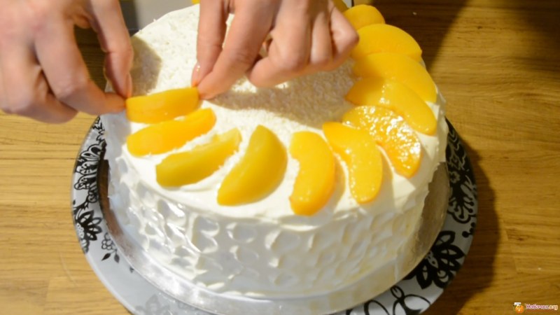 Миндальный торт с персиками