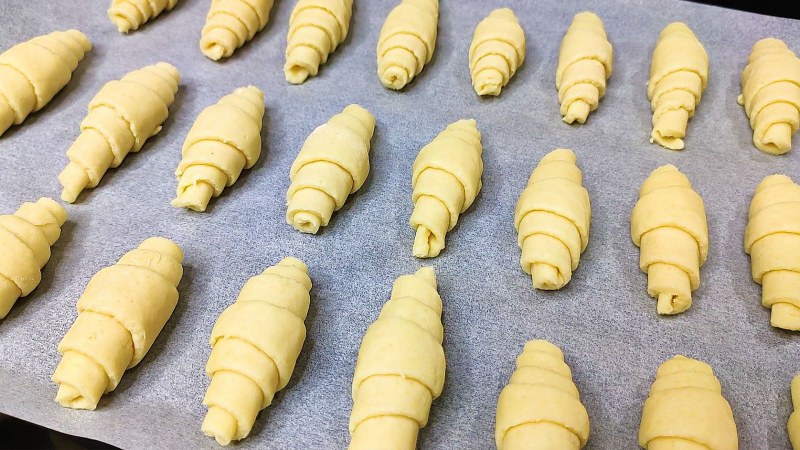 Творожные рогалики с яблоками в духовке
