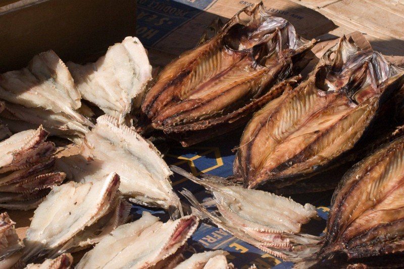 На что вешать рыбу для сушки