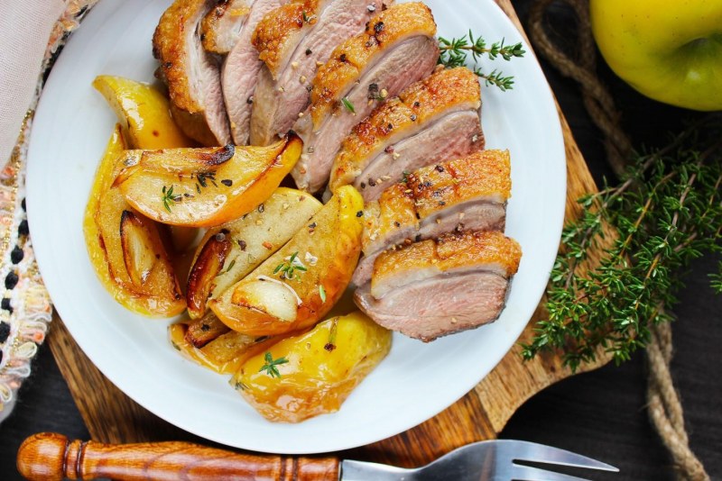 Нарезанные яблоки пополам в миске на кухне