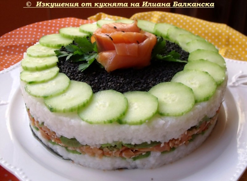Суши-торт из авокадо огурца