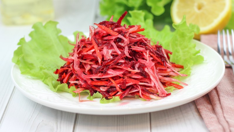 Салат из сельдерея и яблока и моркови