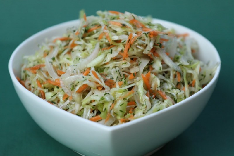 Салат витаминный с капустой морковью и огурцом