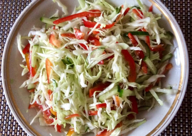 Салаты из капусты, сыра и моркови