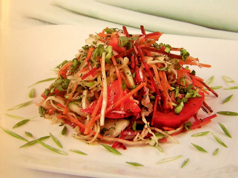 Витаминный салат с капустой и морковью
