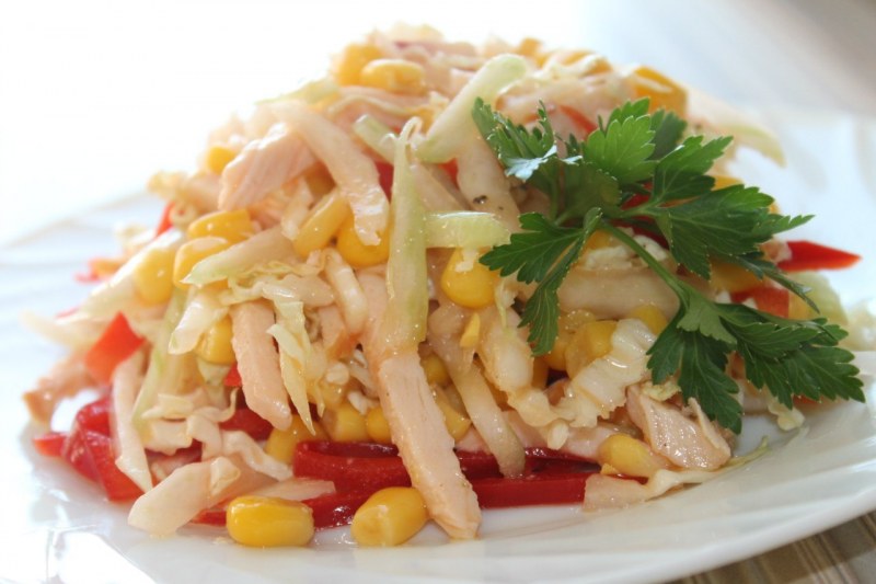 Салат с копченой курицей пекинской капустой и кукурузой