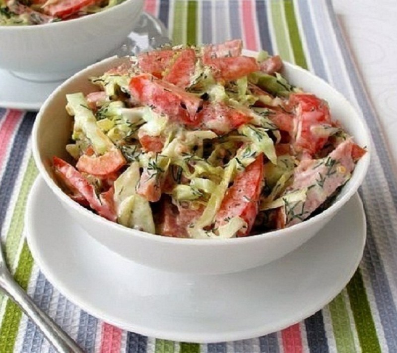 Салат со свежей капустой и кукурузой