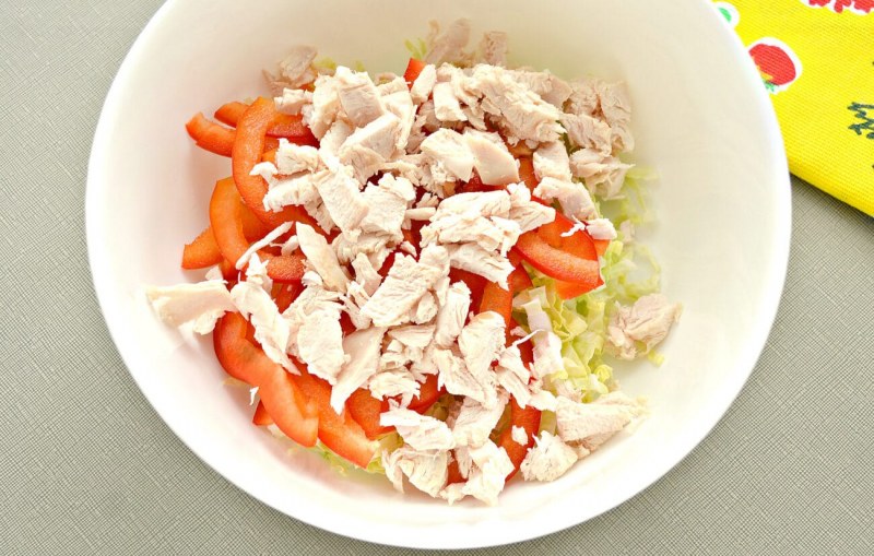 Салат с пекинской капустой и кукурузой и курицей