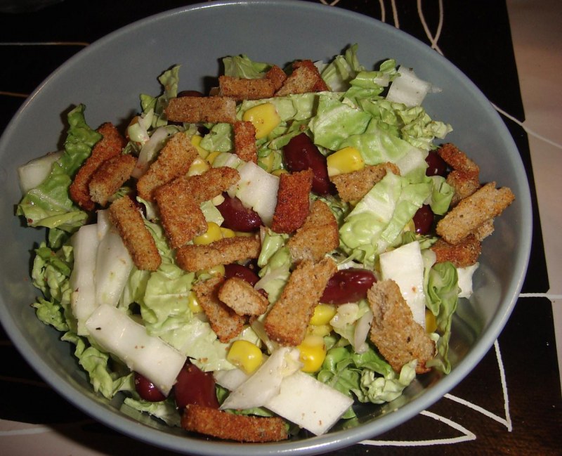 Салат с капустой и колбасой и кукурузой
