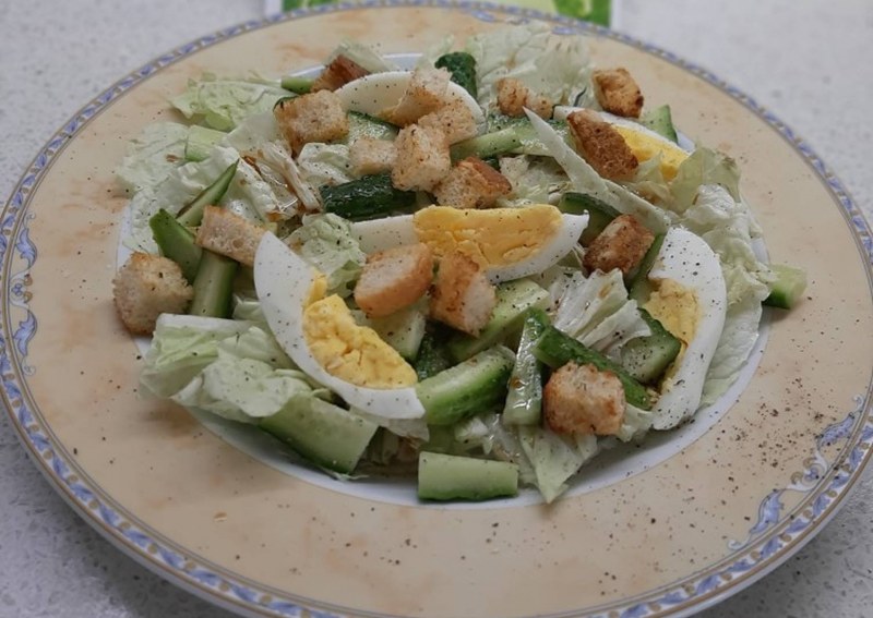 Пекинская капуста с кукурузой и огурцами