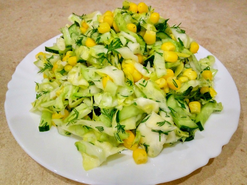 Салат с кукурузой и огурцом